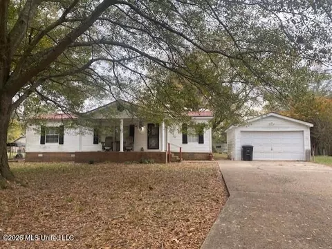 869 Pine Tree Dr, Senatobia, MS 38668