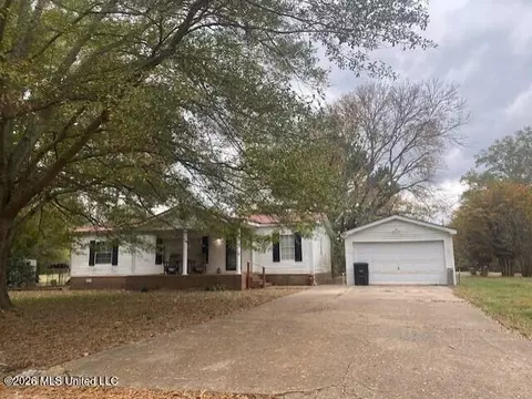 Exterior - 869 Pine Tree Dr, Senatobia, MS 38668 photo 1 of 7