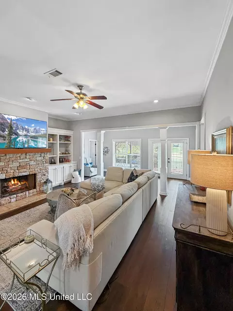 Living - 111 Eastpointe Cir, Madison, MS 39110 photo 2 of 2