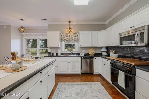 Kitchen - 7128 Apache Dr, Olive Branch, MS 38654 photo 2 of 4