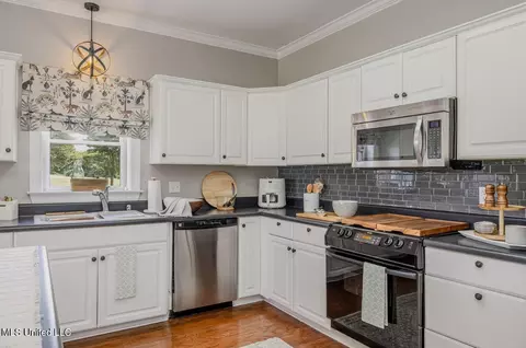 Kitchen - 7128 Apache Dr, Olive Branch, MS 38654 photo 3 of 4