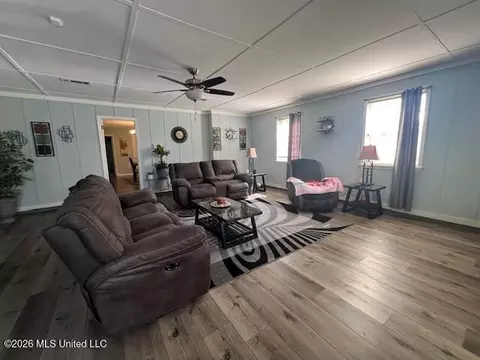 Living - 100 Brookfield Dr, Natchez, MS 39120 photo 1 of 2