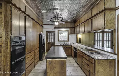 Kitchen - 210 Sandpiper Rd, Brandon, MS 39047 photo 2 of 3