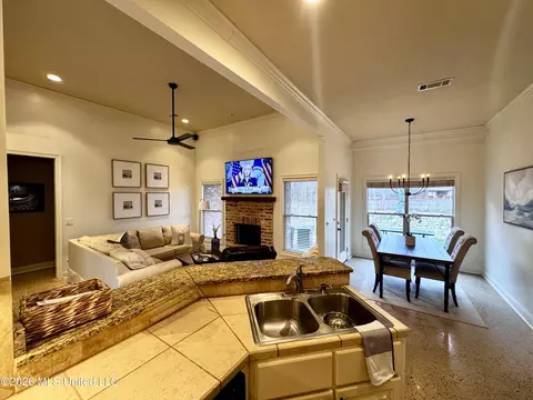 Kitchen - 148 W Pinebrook Dr, Brandon, MS 39047 photo 4 of 7