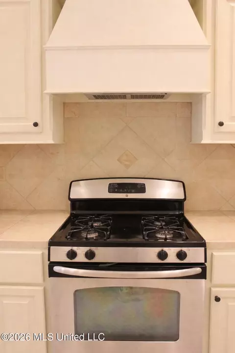 Kitchen - 148 W Pinebrook Dr, Brandon, MS 39047 photo 6 of 7