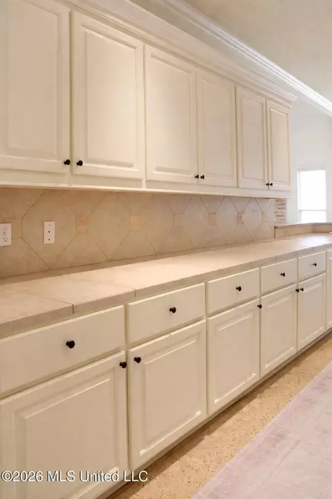 Kitchen - 148 W Pinebrook Dr, Brandon, MS 39047 photo 5 of 7