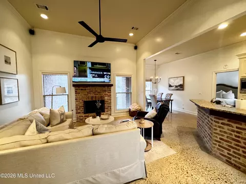 Living - 148 W Pinebrook Dr, Brandon, MS 39047 photo 3 of 4