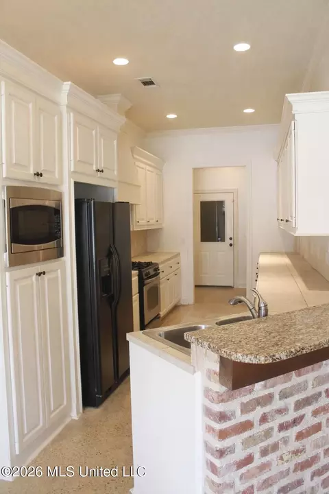 Kitchen - 148 W Pinebrook Dr, Brandon, MS 39047 photo 2 of 7