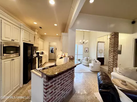 Kitchen - 148 W Pinebrook Dr, Brandon, MS 39047 photo 3 of 7