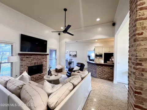Living - 148 W Pinebrook Dr, Brandon, MS 39047 photo 2 of 4