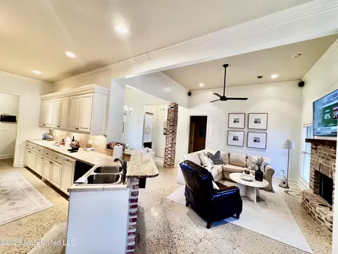 Kitchen - 148 W Pinebrook Dr, Brandon, MS 39047 photo 1 of 7