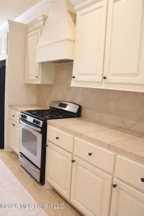 Kitchen - 148 W Pinebrook Dr, Brandon, MS 39047 photo 7 of 7