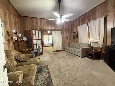 Living - 1089 Wells St, Wesson, MS 39191 photo 3 of 3