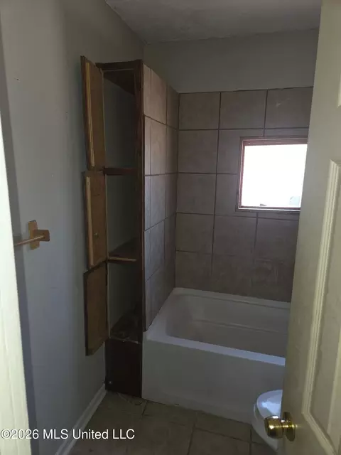 Bath - 870 Crawford St, Jackson, MS 39203 photo 3 of 3