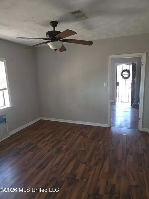 Living - 870 Crawford St, Jackson, MS 39203 photo 1 of 3