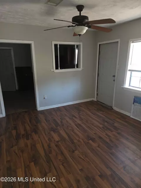 Living - 870 Crawford St, Jackson, MS 39203 photo 2 of 3