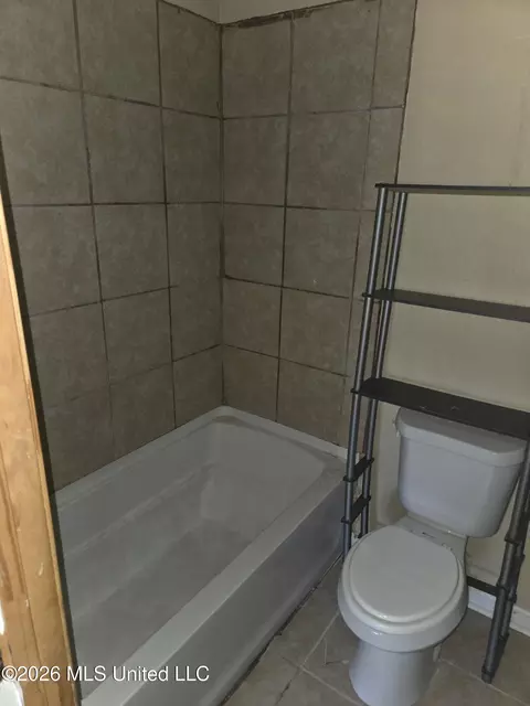 Bath - 870 Crawford St, Jackson, MS 39203 photo 1 of 3