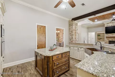 Kitchen - 306 Kitty Hawk Cir, Brandon, MS 39047 photo 4 of 7