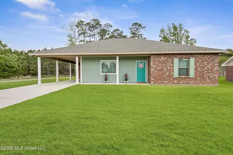 901 8th St, Waveland, MS 39576