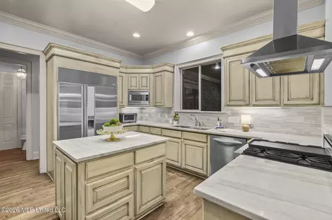 Kitchen - 476 Wimbledon Dr, Brandon, MS 39047 photo 6 of 7