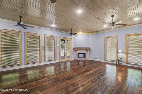 Living - 476 Wimbledon Dr, Brandon, MS 39047 photo 8 of 9
