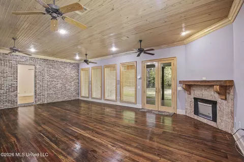 Living - 476 Wimbledon Dr, Brandon, MS 39047 photo 7 of 9