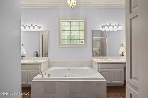 Bath - 476 Wimbledon Dr, Brandon, MS 39047 photo 1 of 5