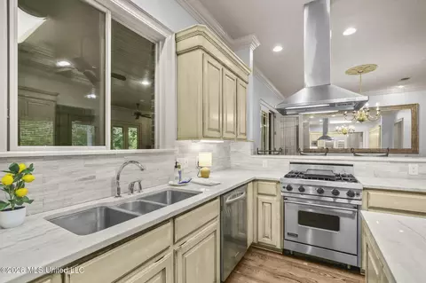 Kitchen - 476 Wimbledon Dr, Brandon, MS 39047 photo 3 of 7