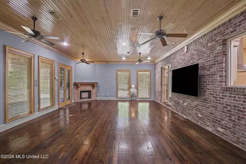 Living - 476 Wimbledon Dr, Brandon, MS 39047 photo 4 of 9