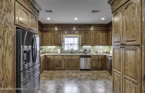 Kitchen - 23 Dawnview Dr, Brandon, MS 39042 photo 2 of 7
