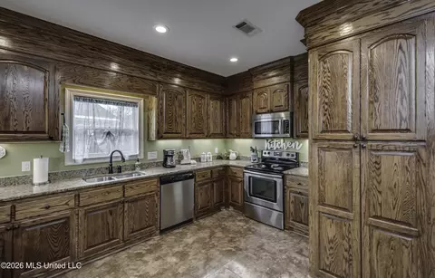 Kitchen - 23 Dawnview Dr, Brandon, MS 39042 photo 3 of 7