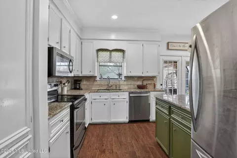 Kitchen - 614 Spencer Dr, Brandon, MS 39042 photo 4 of 4