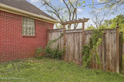 Exterior - 614 Spencer Dr, Brandon, MS 39042 photo 6 of 8