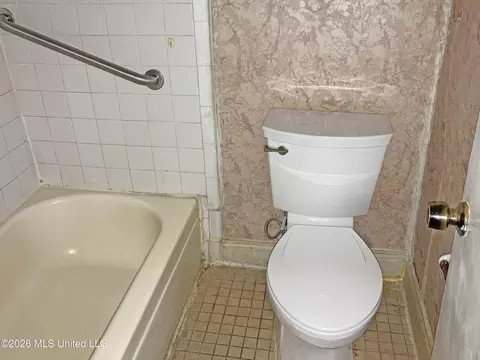 Bath - 120 Richview Pl, Jackson, MS 39206 photo 1 of 2