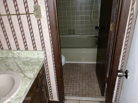 Bath - 120 Richview Pl, Jackson, MS 39206 photo 2 of 2