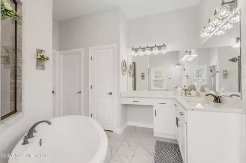 Bath - 1706 Bristol Dr, Nesbit, MS 38651 photo 2 of 4