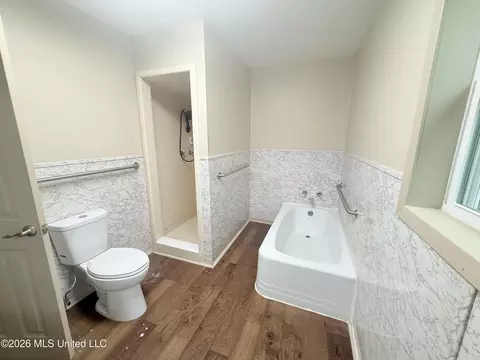 Bath - 2135 Long St, Grenada, MS 38901 photo 2 of 5