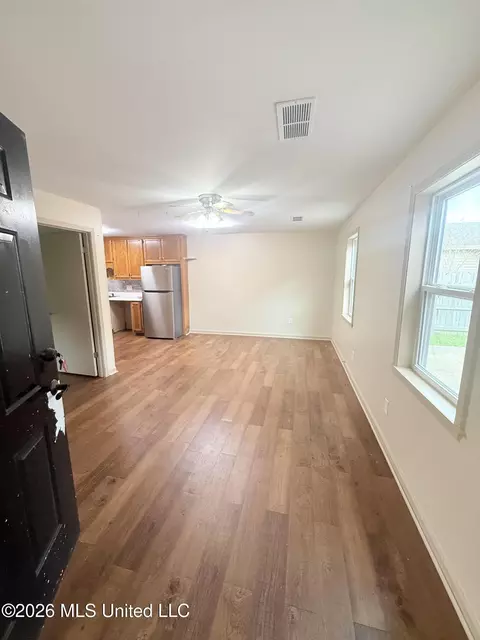 Living - 2135 Long St, Grenada, MS 38901 photo 3 of 3