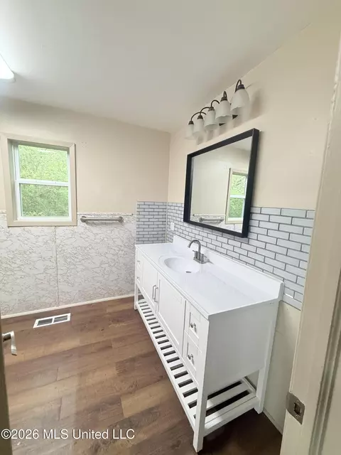 Bath - 2135 Long St, Grenada, MS 38901 photo 1 of 5