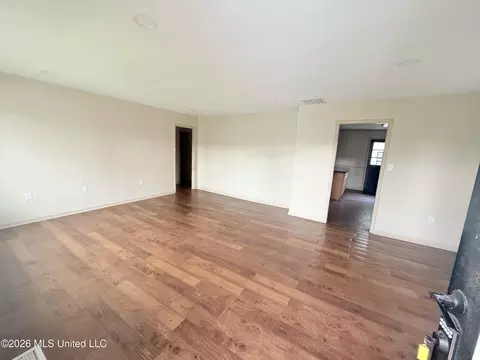 Living - 2135 Long St, Grenada, MS 38901 photo 2 of 3
