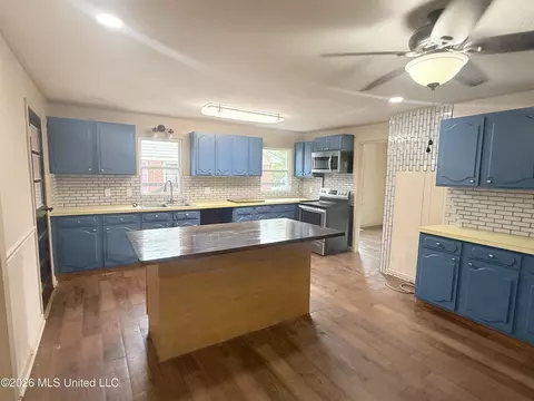 2135 Long St, Grenada, MS 38901