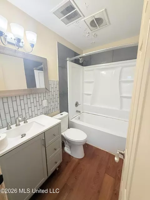Bath - 2135 Long St, Grenada, MS 38901 photo 3 of 5