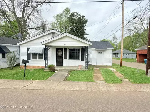 1059 Fox St, Grenada, MS 38901