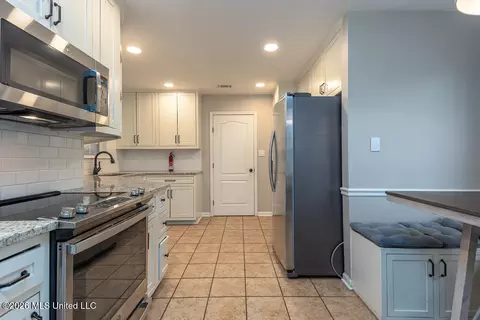 Kitchen - 445 Augusta Dr, Hernando, MS 38632 photo 3 of 4