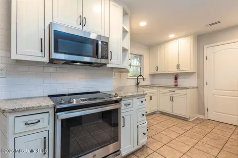 Kitchen - 445 Augusta Dr, Hernando, MS 38632 photo 2 of 4