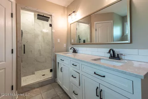 Bath - 445 Augusta Dr, Hernando, MS 38632 photo 2 of 3