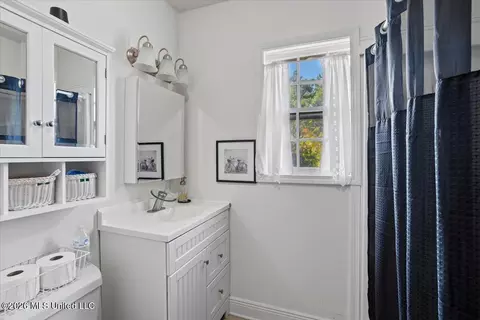 Bath - 172 Holmes St, Lucedale, MS 39452 photo 1 of 2