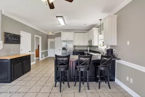 Kitchen - 1203 Lake View Dr, Hernando, MS 38632 photo 4 of 4
