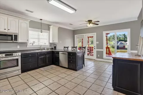 Kitchen - 1203 Lake View Dr, Hernando, MS 38632 photo 1 of 4