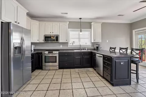 Kitchen - 1203 Lake View Dr, Hernando, MS 38632 photo 2 of 4